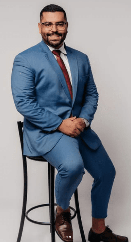 Dr. Matheus Bomfim sentado