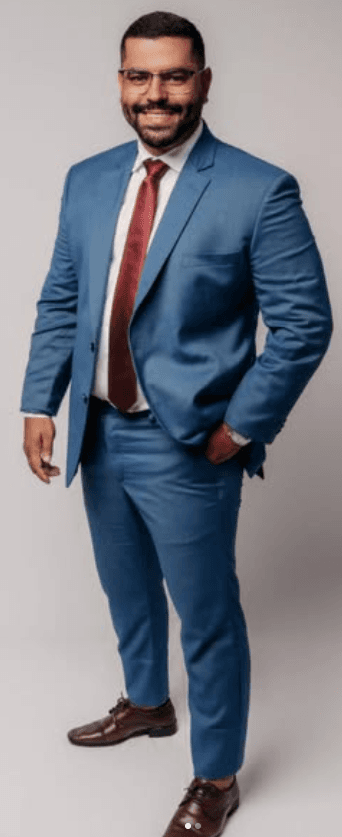 Dr. Matheus Bomfim em pé