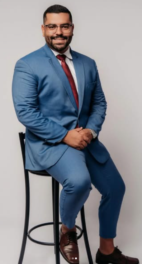 Dr. Matheus Bomfim sentado
